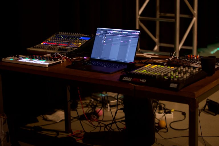 Comencem a entendre el flux de treball, malabars generatius dinamica week 1 labs polychromatic void generative juggling troposferaxyz by didac gilabert teresa santos 16 » troposfera.xyz