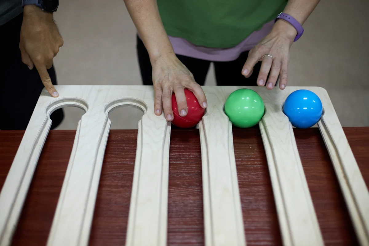 Profesor malabareando la tabla de malabarismo en el taller de Flux de troposfera.xyz, dirigido por Dídac Gilabert, enseñando a los profesores a instruir a los estudiantes.